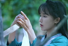 李子柒现身甘孜宣传片拍摄现场，文旅局长“自降身份”为其牵马-沐风文化